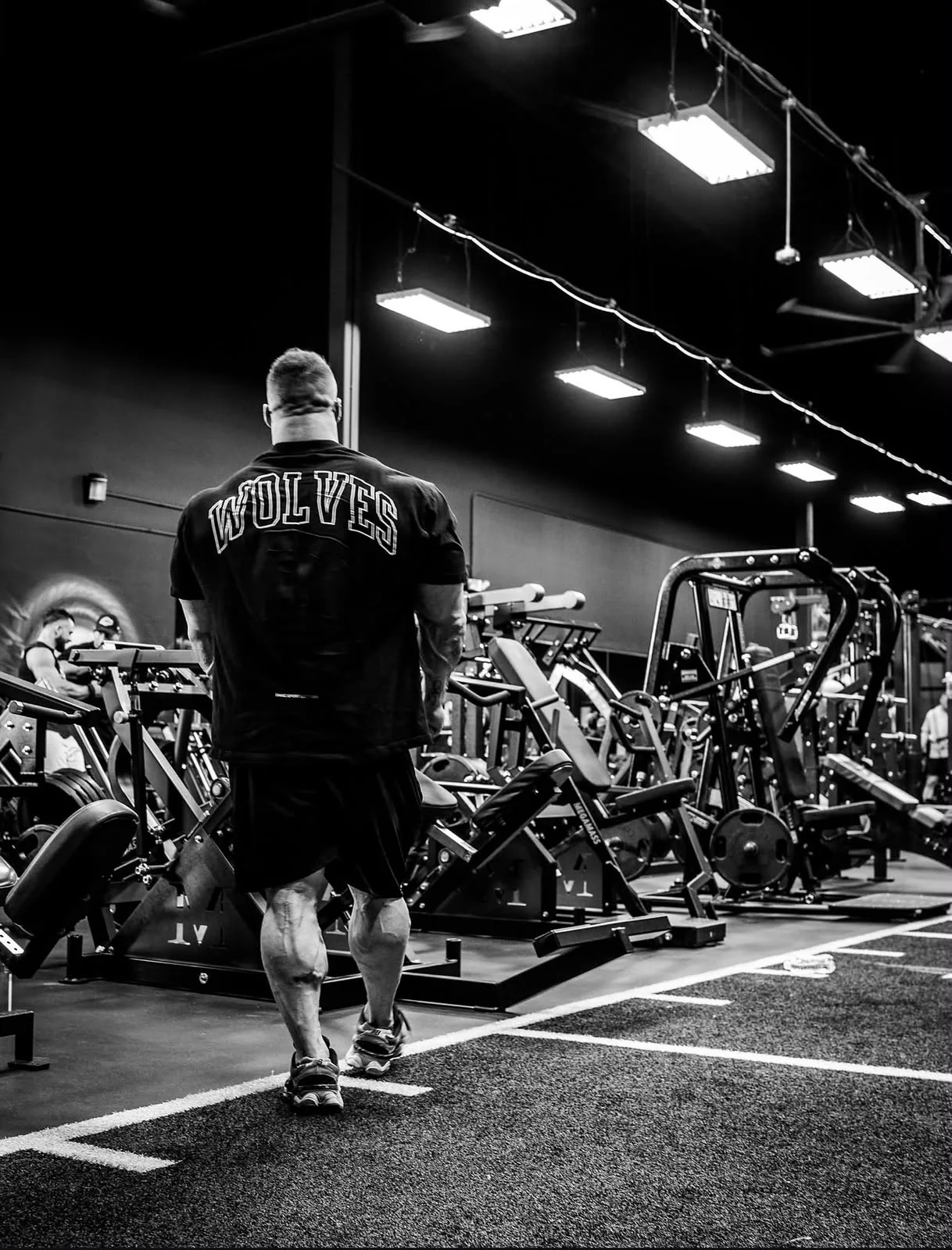 Atleta caminando en el gimnasio con playera oversized